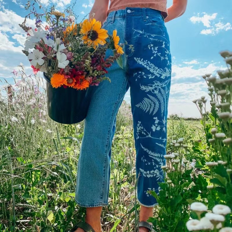 Kunstner og fotograf Kellieswanson udskriver jakker, jeans og andet tøj med et mørkeblåt brunbrunt udskrivning